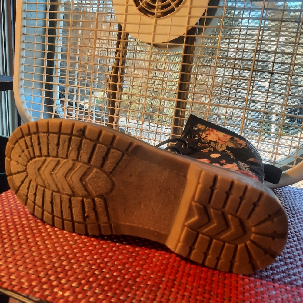 Womens shoe - Picture 3 of 3